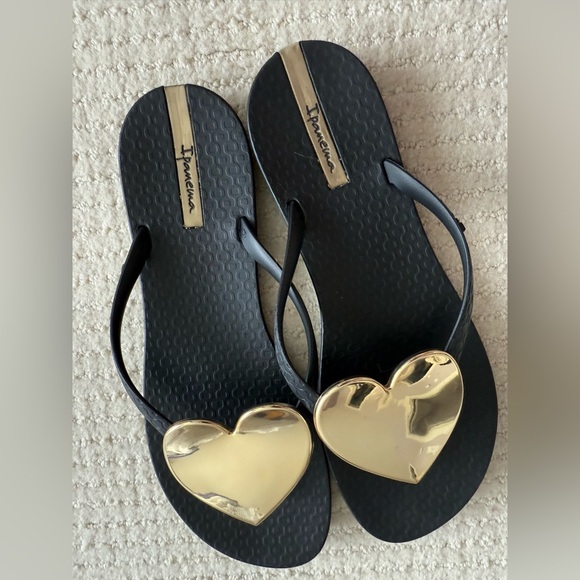 Ipanema Shoes - HOST PICK 💖 Ipanema Women's Black and Gold Sandals, size 7